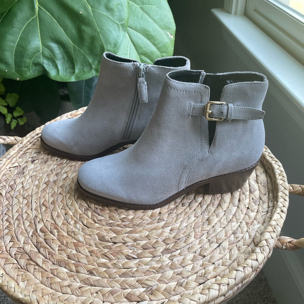 Cole Haan Woman’s Suede Booties in Sz6 in gently used condition
